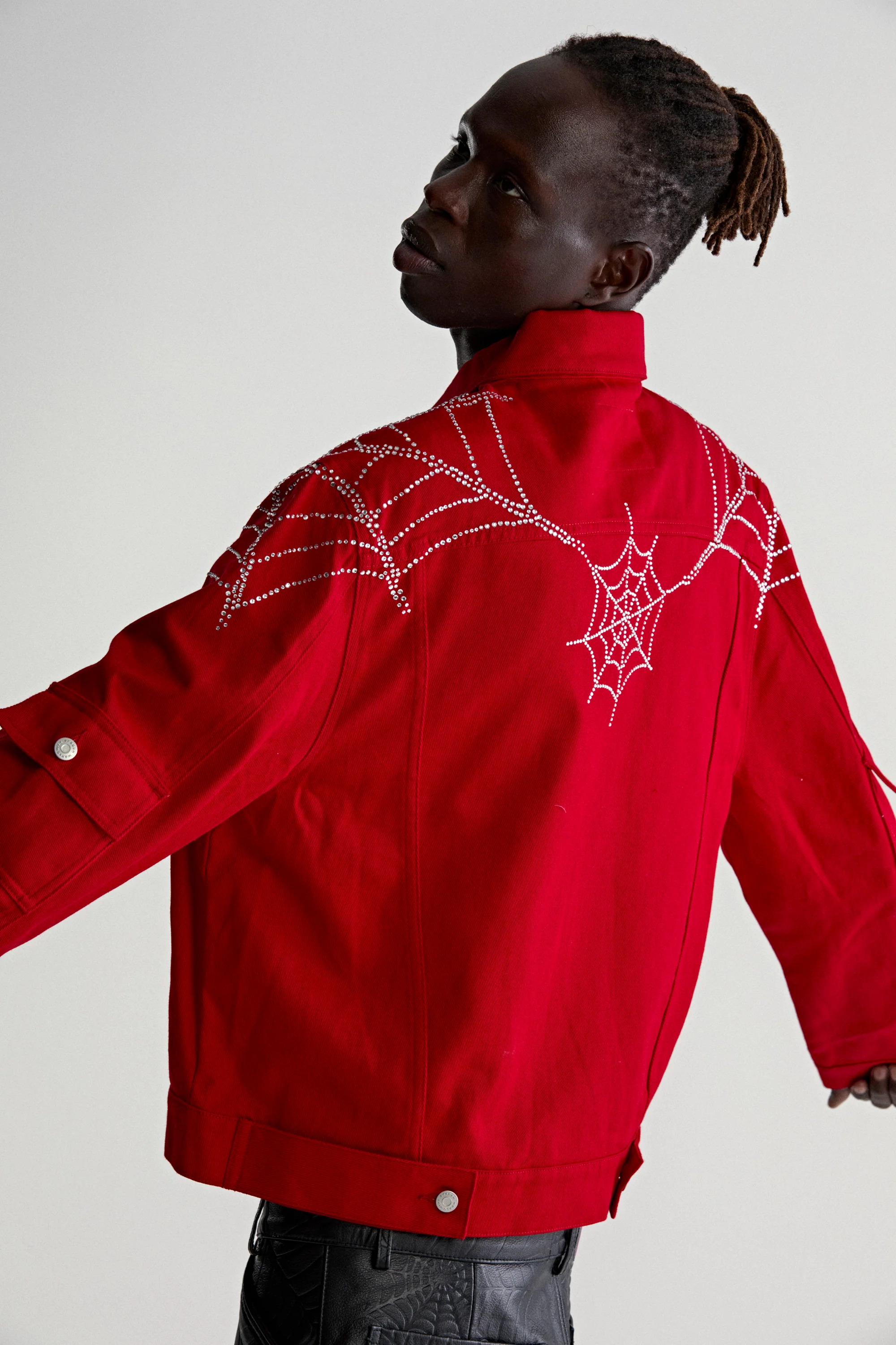 WEB DENIM CROPPED TRUCKER JACKET - Image 20